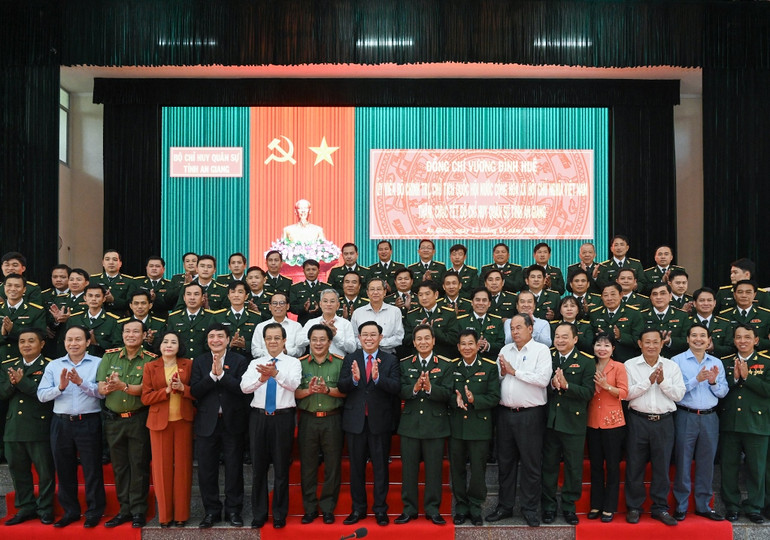 [Ảnh] Chủ tịch Quốc hội Vương Đình Huệ thăm, chúc Tết Bộ Chỉ huy quân sự tỉnh An Giang ảnh 9