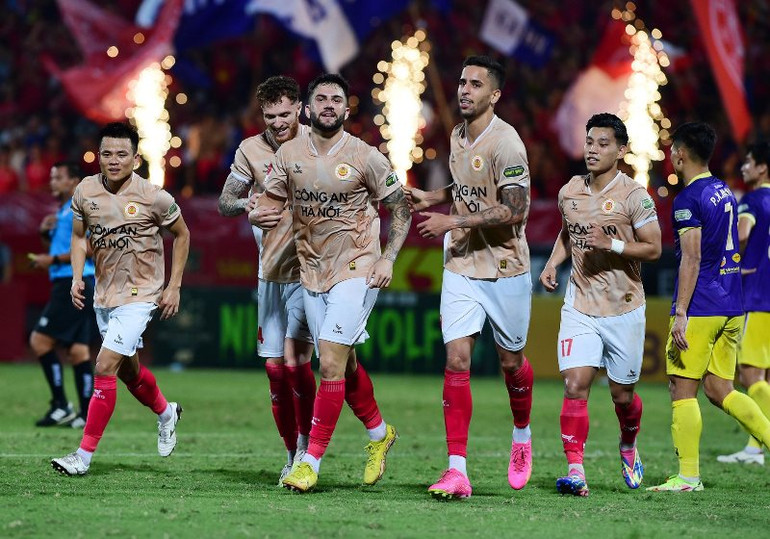Các cầu thủ Công an Hà Nội ăn mừng chiến thắng 2-0 đầy thuyết phục.