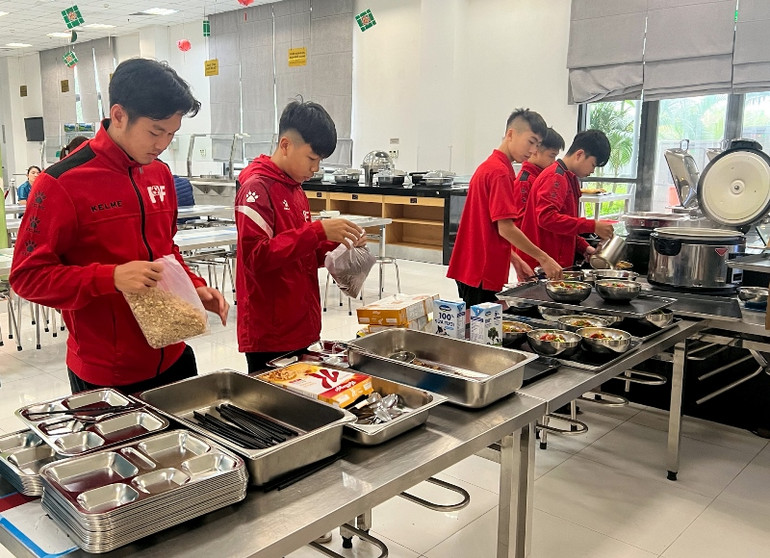 [Ảnh] Chủ tịch Quốc hội Vương Đình Huệ thăm Trung tâm đào tạo bóng đá trẻ PVF ảnh 4