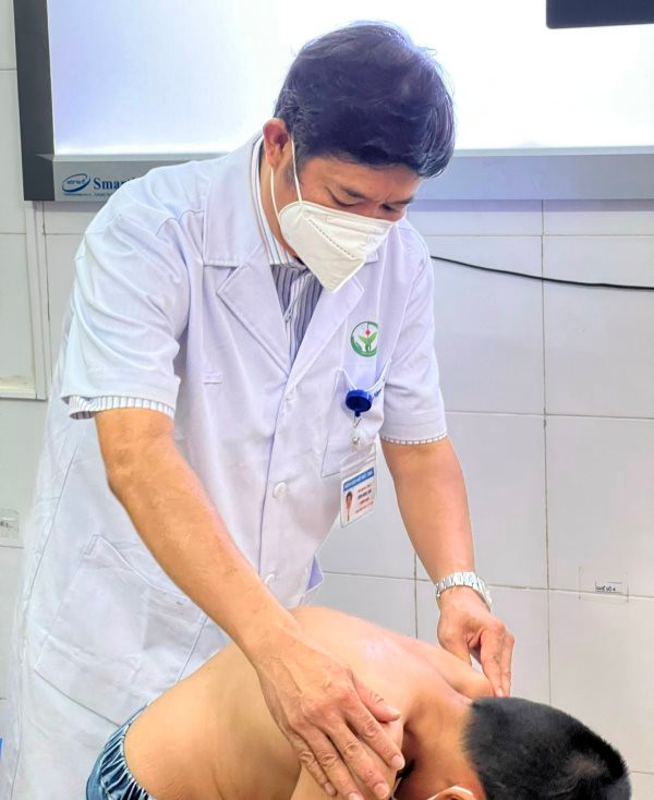 Phó Giáo sư, Tiến sĩ Đinh Ngọc Sơn khám bệnh lý vẹo cột sống cho trẻ em.