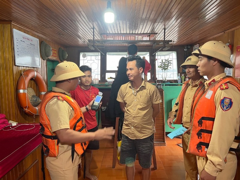 Lực lượng Cảnh sát giao thông kiểm tra nồng độ cồn đối với các thuyền viên, lái tàu.