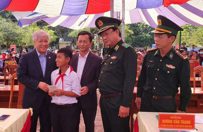 Tặng quà cho em A Ứng, con nuôi Đồn Biên phòng Mô Rai.