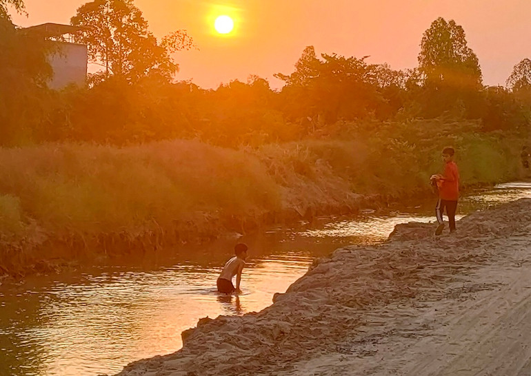 Công trình tuyến tránh Quốc lộ 30 tại xã Mỹ Trà cho bơm cát nhưng không có rào chắn, không có người giám sát, trẻ em vào tắm khu vực xả nước bơm cát. Công trình tuyến tránh Quốc lộ 30 tại xã Mỹ Trà cho bơm cát nhưng không có rào chắn, không có người giám sát, trẻ em vào tắm khu vực xả nước bơm cát.