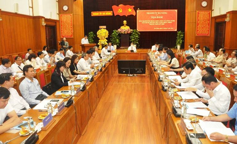 Các đại biểu trao đổi, thảo luận.