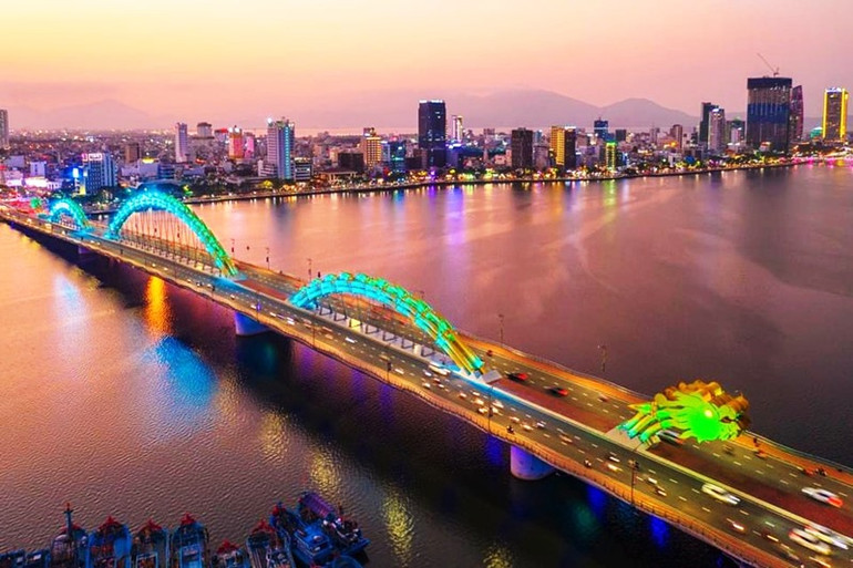 Đà Nẵng - thành phố bên biển bên sông, như con rồng lớn đang vươn mình trỗi dậy.