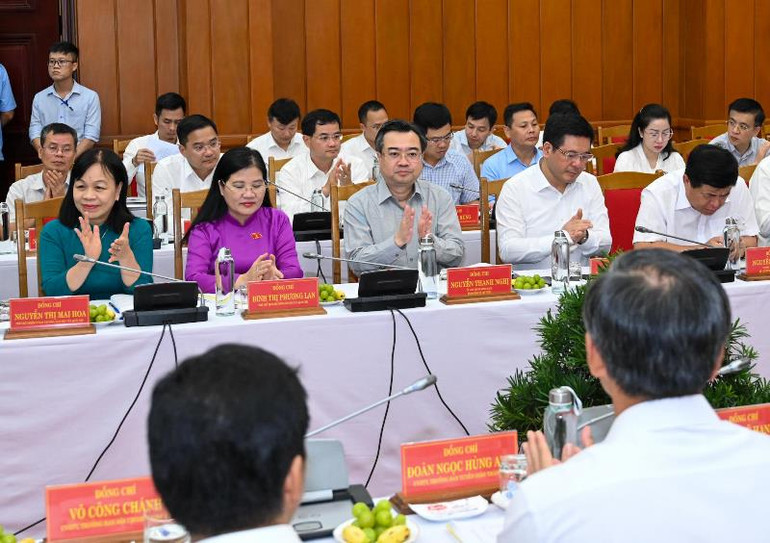 Lãnh đạo các Ủy ban của Quốc hội, lãnh đạo các Bộ, nghành dự buổi làm việc. (Ảnh DUY LINH) Lãnh đạo các Ủy ban của Quốc hội, lãnh đạo các Bộ, nghành dự buổi làm việc. (Ảnh DUY LINH)