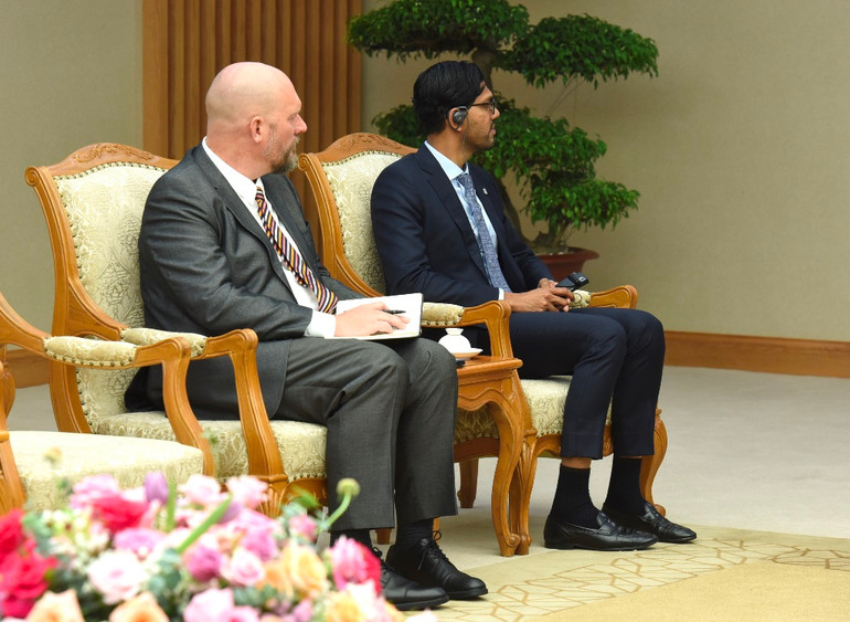 Các thành viên đi cùng ông Tony Blair.