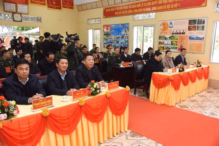 [Ảnh] Thủ tướng Phạm Minh Chính thăm, động viên và chúc Tết cán bộ, chiến sĩ Đồn Biên phòng Tà Lùng ảnh 6