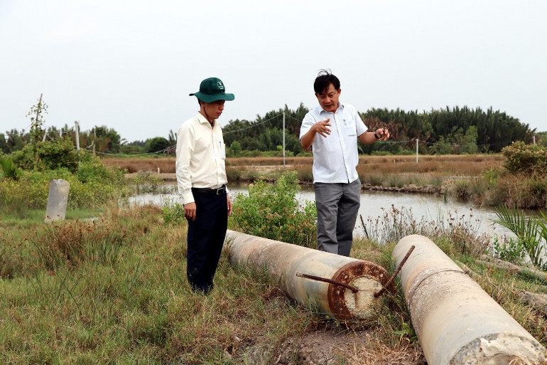 Trụ bê-tông được sử dụng để làm cầu ở thửa đất số 70, xã Vĩnh Thanh, huyện Nhơn Trạch.