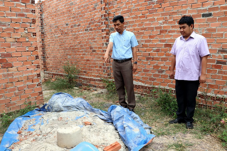 Hồ trộn bê-tông bên trong một căn nhà xây dựng trái phép dưới đường dây điện ở thị trấn Hiệp Phước, huyện Nhơn Trạch.