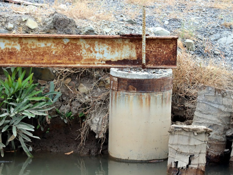 Trụ mố cầu bê-tông xây trái phép ở thửa đất số 70, xã Vĩnh Thanh, huyện Nhơn Trạch.