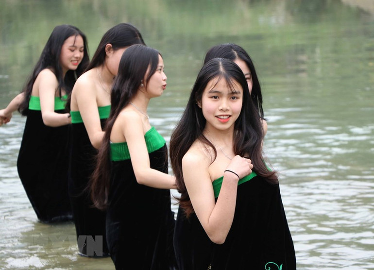 Vẻ đẹp trong trẻo của các cô gái Thái trắng ở khu vực Mường So, huyện Phong Thổ, tỉnh Lai Châu. (Ảnh: Văn Oanh/TTXVN)