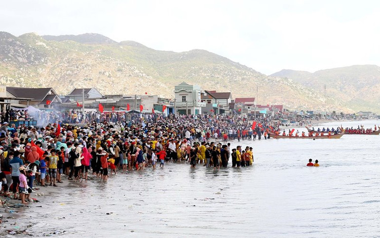 Đông đảo người dân địa phương và du khách đến cổ vũ các đội đua.