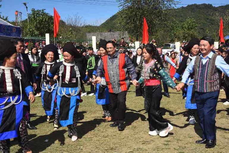 Thủ tướng Phạm Minh Chính tham gia vui múa xoè cùng với bà con nhân dân địa phương. Thủ tướng Phạm Minh Chính tham gia vui múa xoè cùng với bà con nhân dân địa phương.