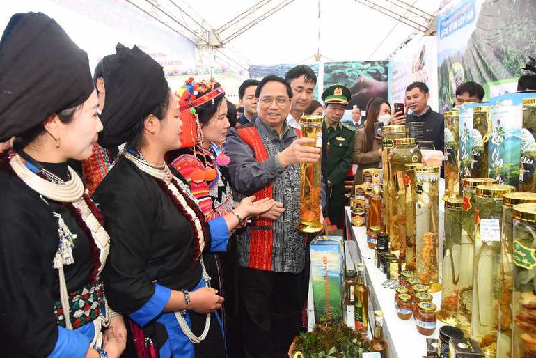 Thủ tướng Phạm Minh Chính thăm các gian hàng trưng bày các đặc sản của địa phương nhân Ngày hội. Thủ tướng Phạm Minh Chính thăm các gian hàng trưng bày các đặc sản của địa phương nhân Ngày hội.