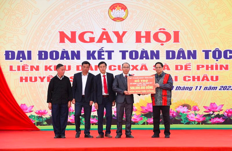 Thủ tướng Phạm Minh Chính trao số tiền của Quỹ "Vì người nghèo" Trung ương hỗ trợ xây nhà "Đại đoàn kết". Thủ tướng Phạm Minh Chính trao số tiền của Quỹ "Vì người nghèo" Trung ương hỗ trợ xây nhà "Đại đoàn kết".