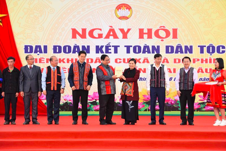 Thủ tướng Phạm Minh Chính tặng sách của Tổng Bí thư Nguyễn Phú Trọng cho tỉnh Lai Châu. Thủ tướng Phạm Minh Chính tặng sách của Tổng Bí thư Nguyễn Phú Trọng cho tỉnh Lai Châu.