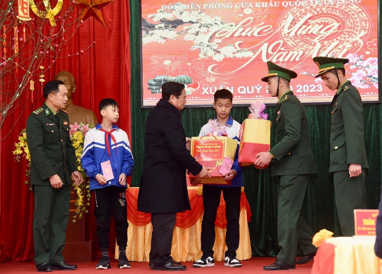 [Ảnh] Thủ tướng Phạm Minh Chính thăm, động viên và chúc Tết cán bộ, chiến sĩ Đồn Biên phòng Tà Lùng ảnh 10