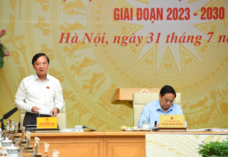 Phó Chủ tịch Quốc hội Nguyễn Khắc Định phát biểu.