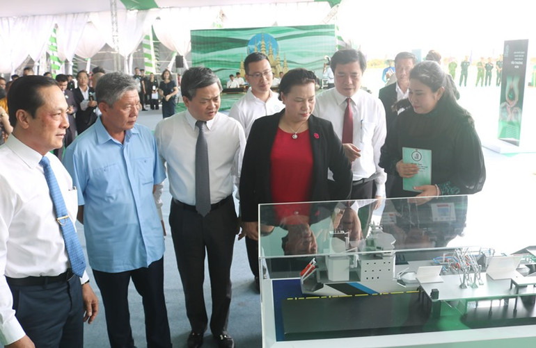 Đồng chí Nguyễn Thị Kim Ngân, nguyên Ủy viên Bộ Chính trị, nguyên Chủ tịch Quốc hội (giữa) nghe doanh nghiệp giới thiệu việc sử dụng nguyên liệu khí hydro trong các ngành công nghiệp.