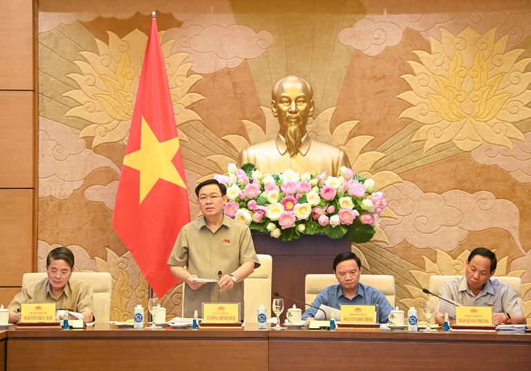 Chủ tịch Quốc hội Vương Đình Huệ phát biểu mở đầu buổi làm việc.