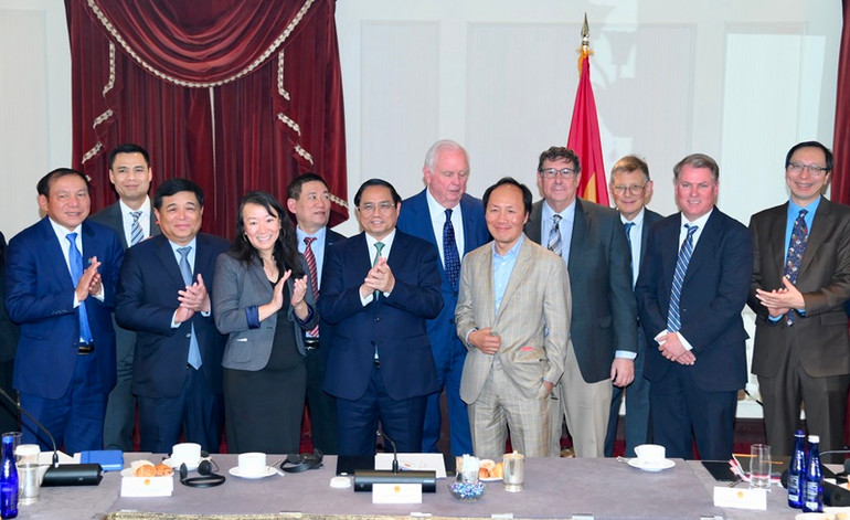 Thủ tướng Phạm Minh Chính chụp ảnh lưu niệm với các giáo sư, chuyên gia, học giả tham dự Tọa đàm chính sách.