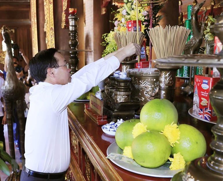 Chủ tịch nước Võ Văn Thưởng dâng hương tại Di tích quốc gia đặc biệt Địa điểm Chiến thắng Xương Giang. (Ảnh: Thống Nhất/TTXVN)