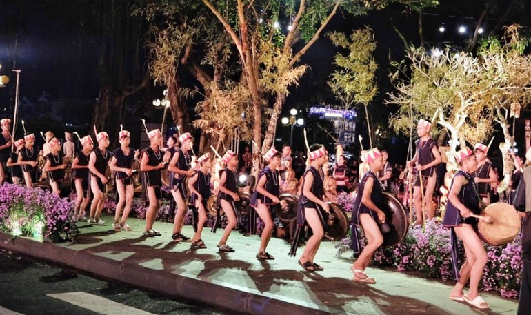 Biểu diễn cồng chiêng không thể thiếu trong không gian lễ hội. Biểu diễn cồng chiêng không thể thiếu trong không gian lễ hội.