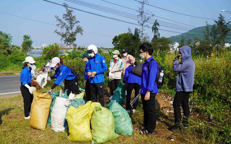 Hoàn thành dọn bãi rác với hơn 10 bao tải.