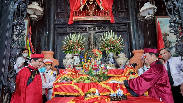 Lãnh đạo tỉnh Vĩnh Long dâng vật phẩm lên Vua Hùng.