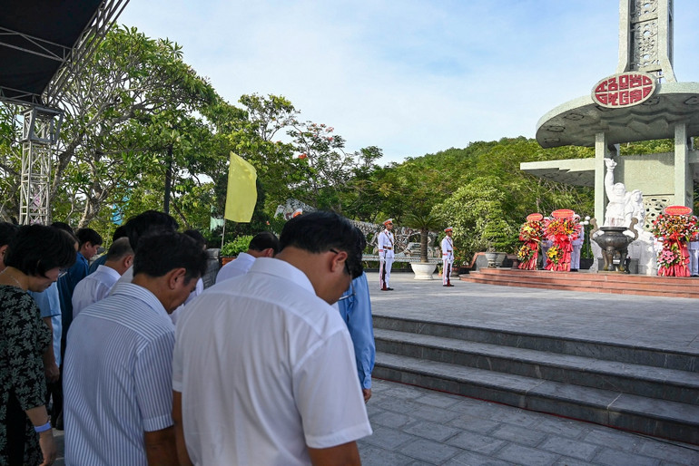 Chủ tịch Quốc hội và đoàn công tác bày tỏ lòng thành kính và biết ơn sâu sắc trước công lao to lớn và sự cống hiến của các Anh hùng, liệt sĩ.