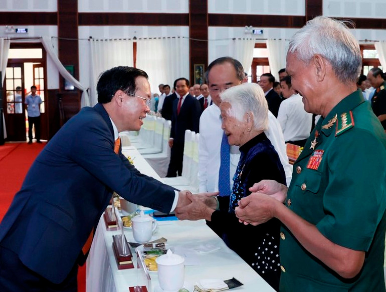 Chủ tịch nước Võ Văn Thưởng với các đại biểu tại lễ kỷ niệm. (Ảnh: Thống Nhất/TTXVN)