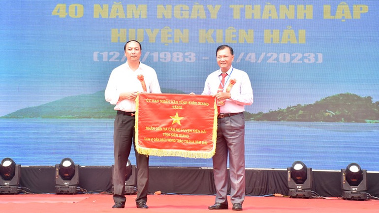 Lãnh đạo tỉnh Kiên Giang tặng Cờ thi đua đơn vị dẫn đầu cho nhân dân và cán bộ huyện Kiên Hải trong phong trào thi đua năm 2022.