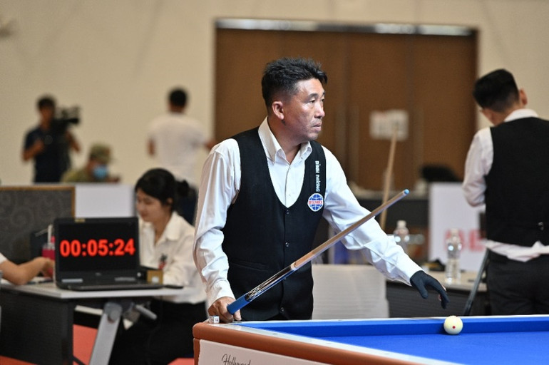 Các tay cơ thủ đấu tập trung, thể hiện kinh nghiệm và bản lĩnh thi đấu.