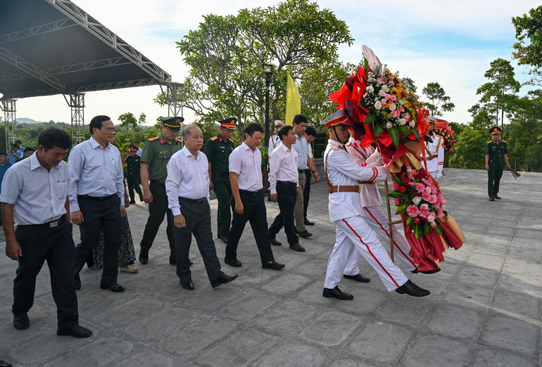 Lãnh đạo tỉnh Thừa Thiên Huế dâng hoa, dâng hương tưởng niệm tại Nghĩa trang liệt sĩ thành phố Huế.