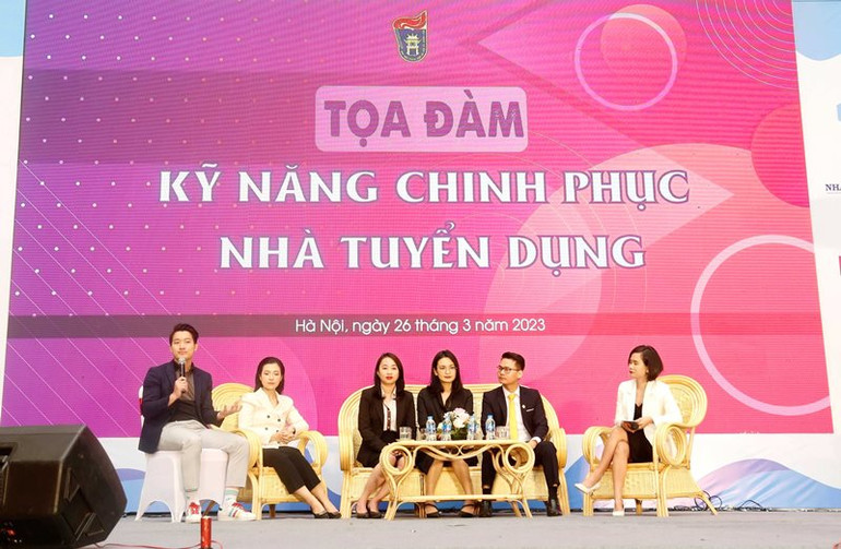 Tọa đàm “Kỹ năng chinh phục nhà tuyển dụng” tại ngày hội.