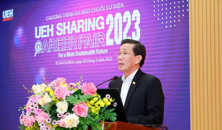 Giáo sư, Tiến sĩ Sử Đình Thành, Hiệu trưởng UEH phát biểu tại buổi lễ ra mắt.