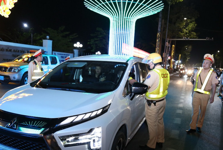 Tổ công tác Cục Cảnh sát giao thông và Công an thành phố Biên Hòa kiểm tra nồng độ cồn trên đường Võ Thị Sáu.
