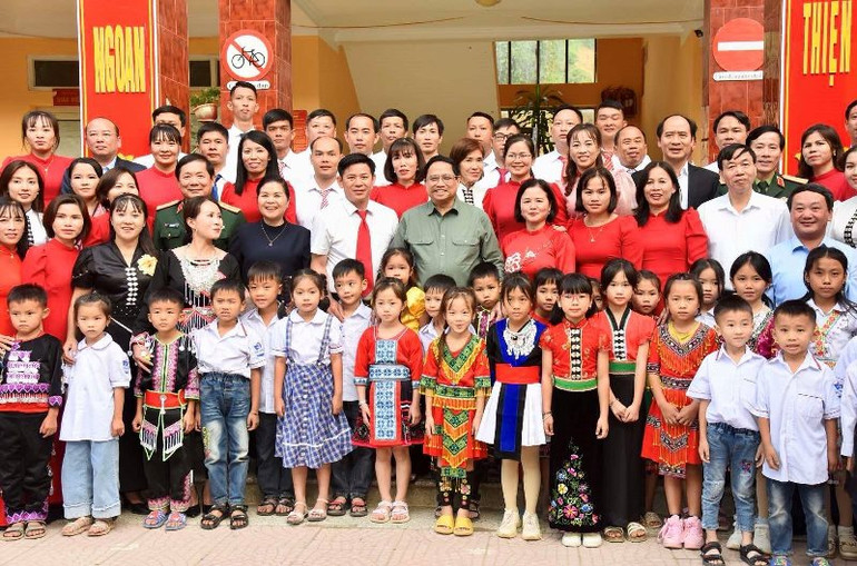 Thủ tướng Phạm Minh Chính chụp ảnh lưu niệm với các thày, cô giáo, học sinh Trường Phổ thông dân tộc bán trú Tiểu học Pa Tần. Thủ tướng Phạm Minh Chính chụp ảnh lưu niệm với các thày, cô giáo, học sinh Trường Phổ thông dân tộc bán trú Tiểu học Pa Tần.