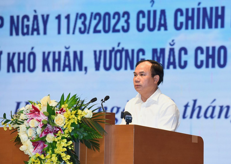 Đại diện lãnh đạo Bộ xây dựng trình bày báo cáo kết quả thực hiện Nghị Quyết số 33/NQ-CP ngày 11/3/2023 của Chính phủ. Đại diện lãnh đạo Bộ xây dựng trình bày báo cáo kết quả thực hiện Nghị Quyết số 33/NQ-CP ngày 11/3/2023 của Chính phủ.