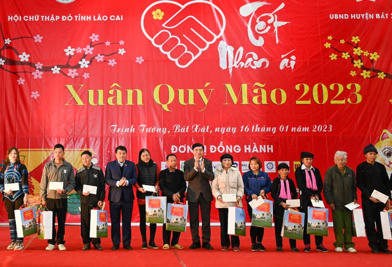 Tổng Thư ký, Chủ nhiệm Văn phòng Quốc hội Bùi Văn Cương và Chủ tịch Hội đồng Dân tộc Y Thanh Hà Nie Kđăm trao quà Tết cho đồng bào dân tộc có hoàn cảnh khó khăn tại Chương trình “Tết nhân ái”. (Ảnh: Duy Linh) Tổng Thư ký, Chủ nhiệm Văn phòng Quốc hội Bùi Văn Cương và Chủ tịch Hội đồng Dân tộc Y Thanh Hà Nie Kđăm trao quà Tết cho đồng bào dân tộc có hoàn cảnh khó khăn tại Chương trình “Tết nhân ái”. (Ảnh: Duy Linh)