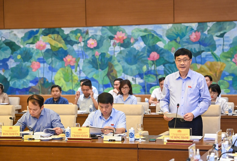 Chủ nhiệm Ủy ban Kinh tế Vũ Hồng Thanh trình bày báo cáo về công tác tiếp thu, giải trình, chỉnh lý và một số nội dung lớn của dự thảo Luật Đất đai (sửa đổi).