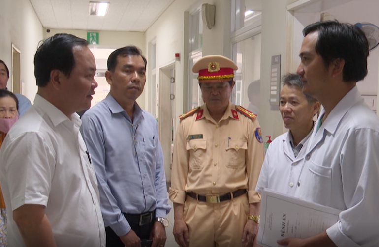 Phó Chủ tịch Ủy ban nhân dân tỉnh Nguyễn Hồng Quang nhắc nhở y, bác sĩ Bệnh viện Đa khoa Trung ương Quảng Nam tập trung cứu chữa các nạn nhân