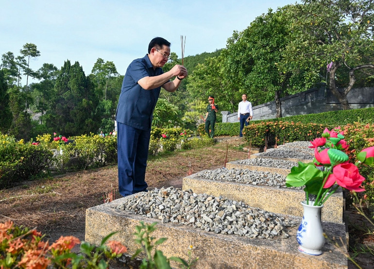 Chủ tịch Quốc hội Vương Đình Huệ dâng hương tại phần mộ các liệt sĩ ở Nghĩa trang thành phố Huế. (Ảnh Duy Linh)