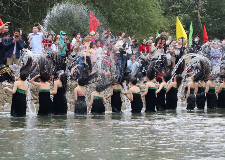 Phụ nữ Thái trắng Mường So trong lễ hội gội đầu. (Ảnh: Văn Oanh/TTXVN)