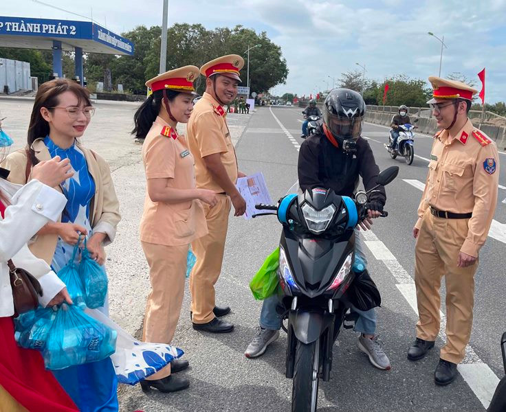 Được tiếp sức dọc đường, mọi người an tâm đi tiếp cuộc hành trình an toàn. Được tiếp sức dọc đường, mọi người an tâm đi tiếp cuộc hành trình an toàn.