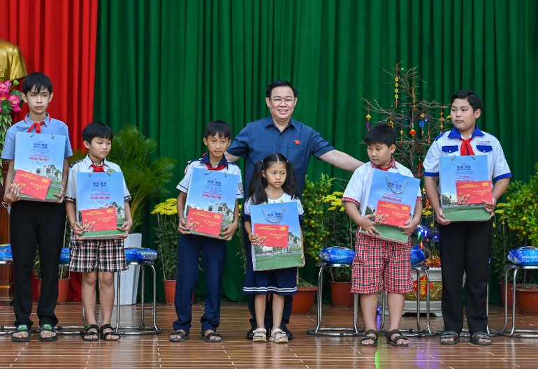 Chủ tịch Quốc hội Vương Đình Huệ tặng quà Tết cho các thiếu nhi con nuôi Đồn Biên phòng. (Ảnh Duy Linh) Chủ tịch Quốc hội Vương Đình Huệ tặng quà Tết cho các thiếu nhi con nuôi Đồn Biên phòng. (Ảnh Duy Linh)