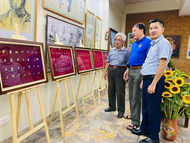 Ninh Văn Tiến trong buổi giới thiệu bộ sưu tập huy hiệu của mình.