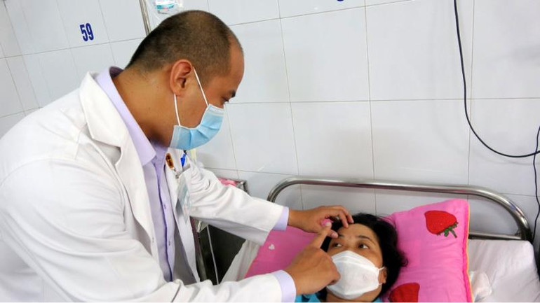 Sức khỏe bệnh nhân sau phẫu thuật đã ổn định, thị lực được cải thiện.