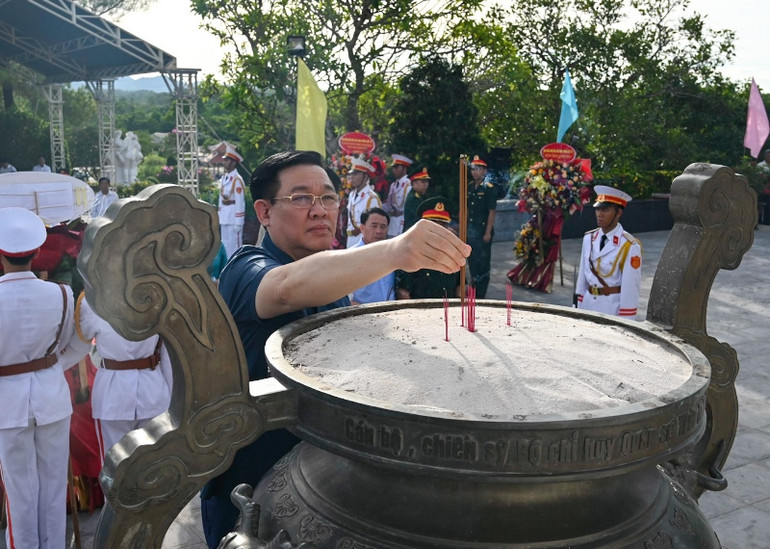 Chủ tịch Quốc hội Vương Đình Huệ dâng hương tại Nghĩa trang liệt sĩ thành phố Huế. (Ảnh Duy Linh)